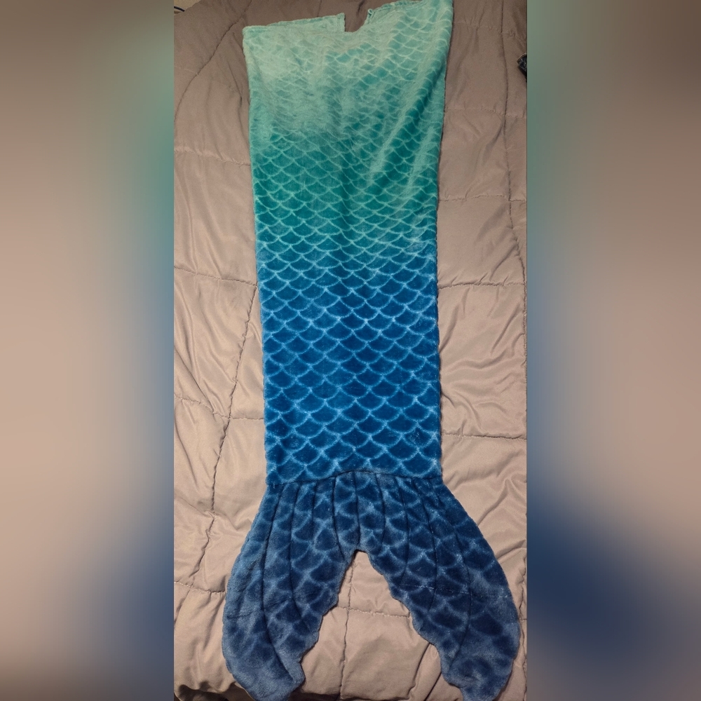 Pillowfort Blue Ombre Mermaid Tail Blanket
